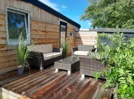 Knus houten huisje bij het bos