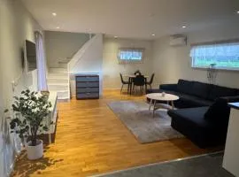 Privat & modern lägenhetshus med egen ingång!