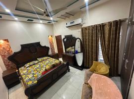 Full Furnished Villa in Multan，位于木尔坦的酒店