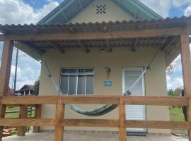 Chal&eacute; 01 Acqua Park - 06 km de Presidente Figueiredo-AM，位于菲格雷多总统镇的带泳池的酒店