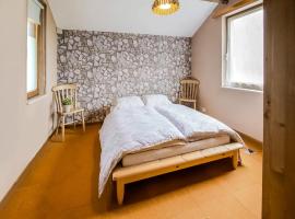 Quiet valley view retreat，位于Roy的酒店