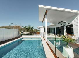 Seascape Blue Bay - A Bali Inspired Studio With Heated Pool，位于Long Jetty的酒店
