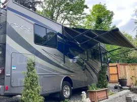 Quiet Peaceful Backyard Class-A RV Near Airport