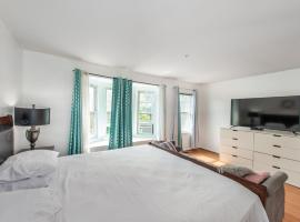 4 bedroom home near nyc, EWR, American dream mall，位于纽瓦克的酒店