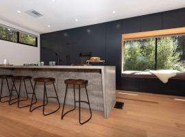 Daydream Cottage - beachside luxury in Lilli Pilli，位于Surf Beach的酒店