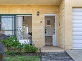 Mountain Views Milton - renovated home near village