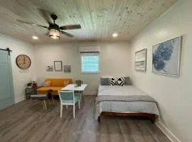 Beautifully Renovated Studio 2 Miles From Marina!