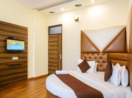 Hotel Woodcrest by Sidham Group !! Comfortable and Peaceful Stay !! Top Rated !! Preferred Hotel Chain，位于钱德加尔的酒店