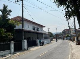 Hotel daundaun，位于Cikakak的酒店