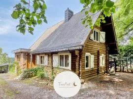 Le Chalet Rustique - 3 chambres by FineNest