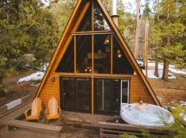 Idyllcove A-Frame - Spa, Fenced Yard, Dog Friendly with Fireplace