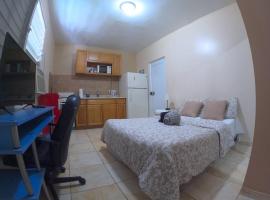 Wifi, Workspace , Perfect Location & Parking，位于庞塞的酒店