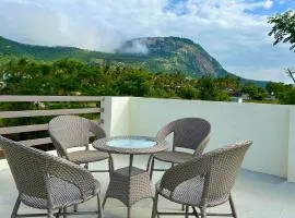 Glenville Holiday Villa - Top Two Floors