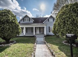 Perfect Getaway Home Near Atlanta #BLM，位于利索尼亚的酒店