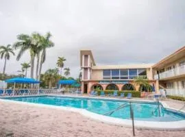 Studio, Pool, Near Beach, Shops, Wifi