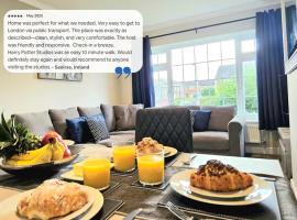 Potter's Escape-walking distance from The Studios!，位于Abbots Langley的高尔夫酒店