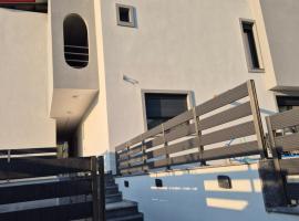 Garden and Sea，位于尼基季的带热水浴缸的酒店