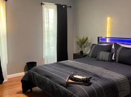 Cozy Modern Home with Large Fenced in Backyard，位于Camden的酒店
