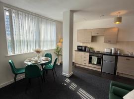 Luxury and Cosy Apartment near Old Trafford M16 ,Free Private Parking,Fast Wi-Fi,Self Check-In Anytime Perfect For Late Arrivals, 5 Minutes to Old Trafford Stadium，位于曼彻斯特的酒店