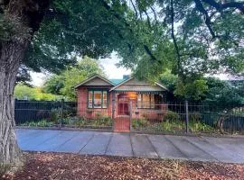 Kelpie Cottage, Luxe 1930s Stay in the Heart