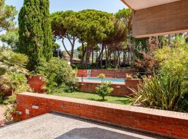 Villa with pool 150m from the sea in Punta Ala，位于蓬塔阿拉的酒店