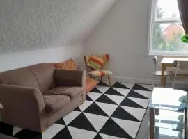 Lovely CHARACTER 2 bed Apartment EGHAM 2-Mins station - WELCOME!