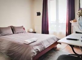 A spacious room in a strategic area，位于蒙鲁日的酒店