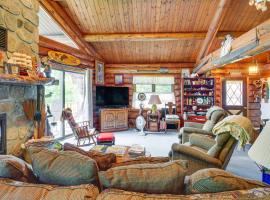 Lakefront Winter Retreat in Remer with Fire Pit!，位于Remer的酒店