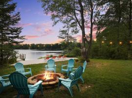 Luxe Lake House with Private Beach in Pocono Summit，位于Pocono Summit的酒店