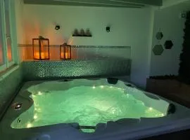 Villa avec maxi Jacuzzi à côté de maison des examens