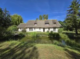 Chaumière entre rivière & champs, piscine privée