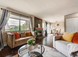 2 Mi to CU Boulder Mtn-View Condo with Pool Access