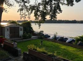 Cozy Riverside Home Retreat，位于拉瓦尔的酒店