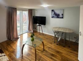 Cozy 1 Bed Apt Sleeps 4 with Garden Views，位于豪士罗的酒店