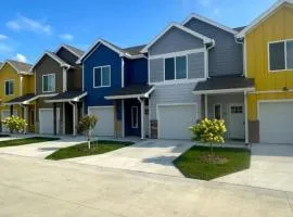 2 Beds, Custom Cabinets, Pet Friendly