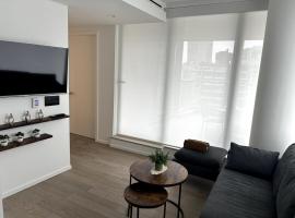 Urban Retreat 2BR Condo with Stunning City View，位于温哥华的酒店