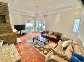 Upscale Garden Villa Near Airport