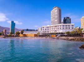 Hotel Cavancha，位于伊基克的带停车场的酒店