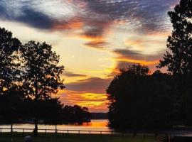 Sunset Oasis - PrivateDock - Sleeps8，位于Chappells的酒店