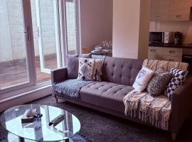 Top Trafford Apartment With Patio & Free Parking，位于曼彻斯特的酒店