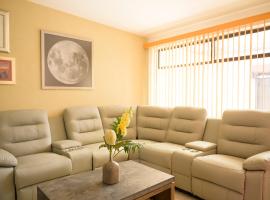 Casa Teresita - Amplia y cómoda en zona tranquila y bien conectada，位于阿瓜斯卡连特斯的酒店