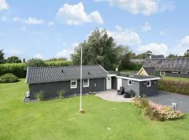 Cottage Close To The Beach,