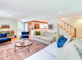 8 Mi to Tanglewood and Butternut Ski Spacious Home!，位于Housatonic的酒店