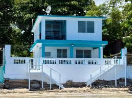 Beachfront villa with Direct Ocean Access Sleeps 12，位于卡沃罗霍的酒店