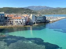 Appartement plein centre Saint Florent face au port