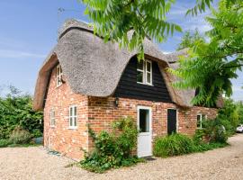 Charming thatched cottage near New Forest，位于Breamore的酒店