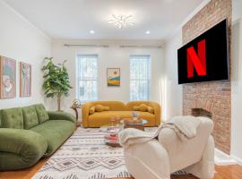Spacious 1BR with King Bed, AC, Wifi & Streaming Entertainment，位于布鲁克林的酒店