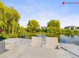 Lakeside Lodge Retreat with Views，位于Fenstanton的酒店