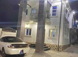 Divine Villa and Resort Guest House, Plot 5 Elu-Elu off Umuezeukwu Road, Oboro, Ikwuano LGA, Abia State，位于Mama的酒店