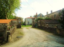 Le Manoir "Aux Douves"，位于Bazoges-en-Paillers的酒店